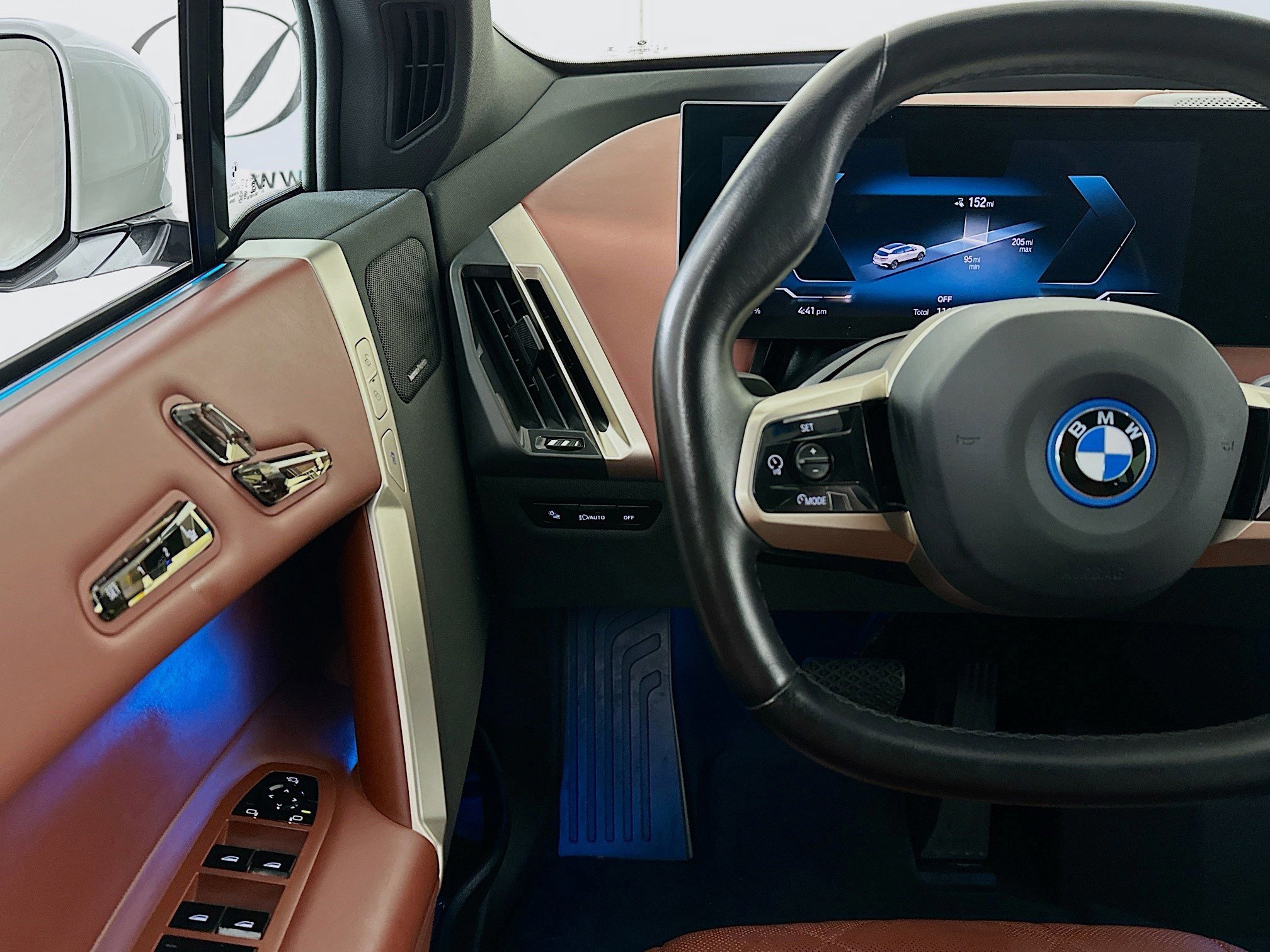 Used 2022 BMW iX xDrive50 w/ Premium Package image 10