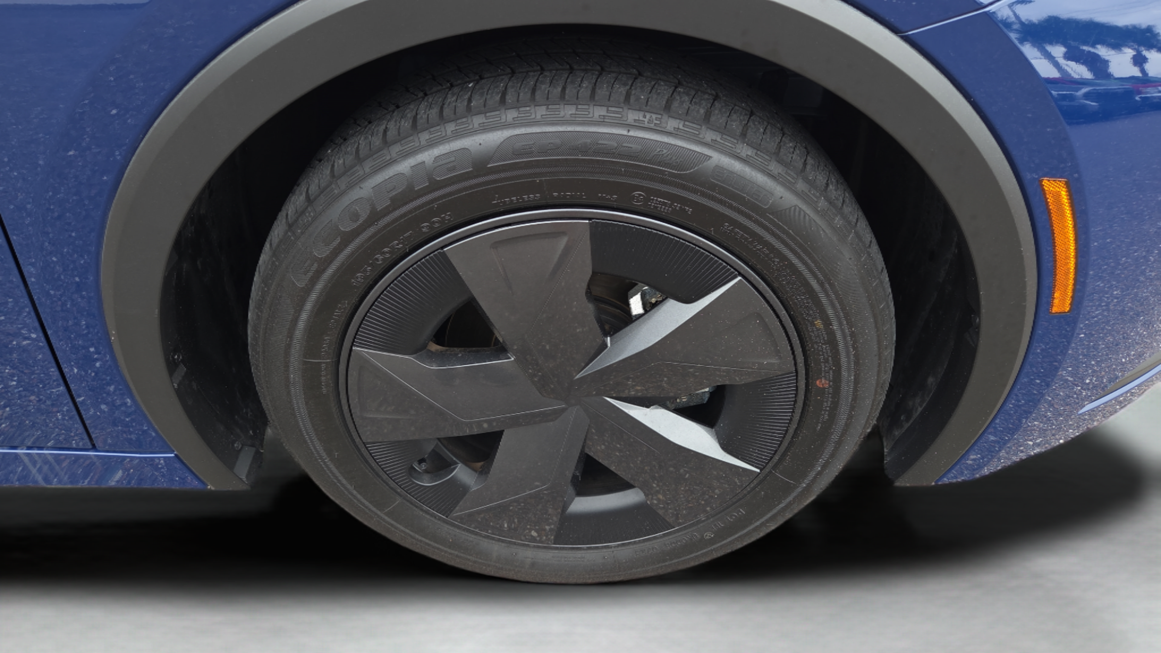 Certified 2025 Toyota Prius LE FWD image 32