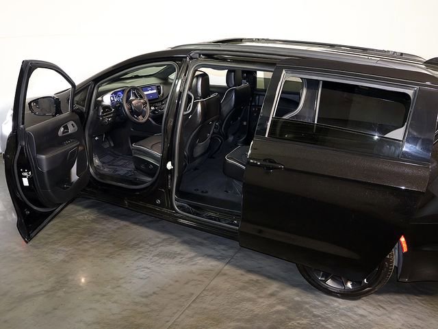 Used 2025 Chrysler Pacifica Limited FWD image 5