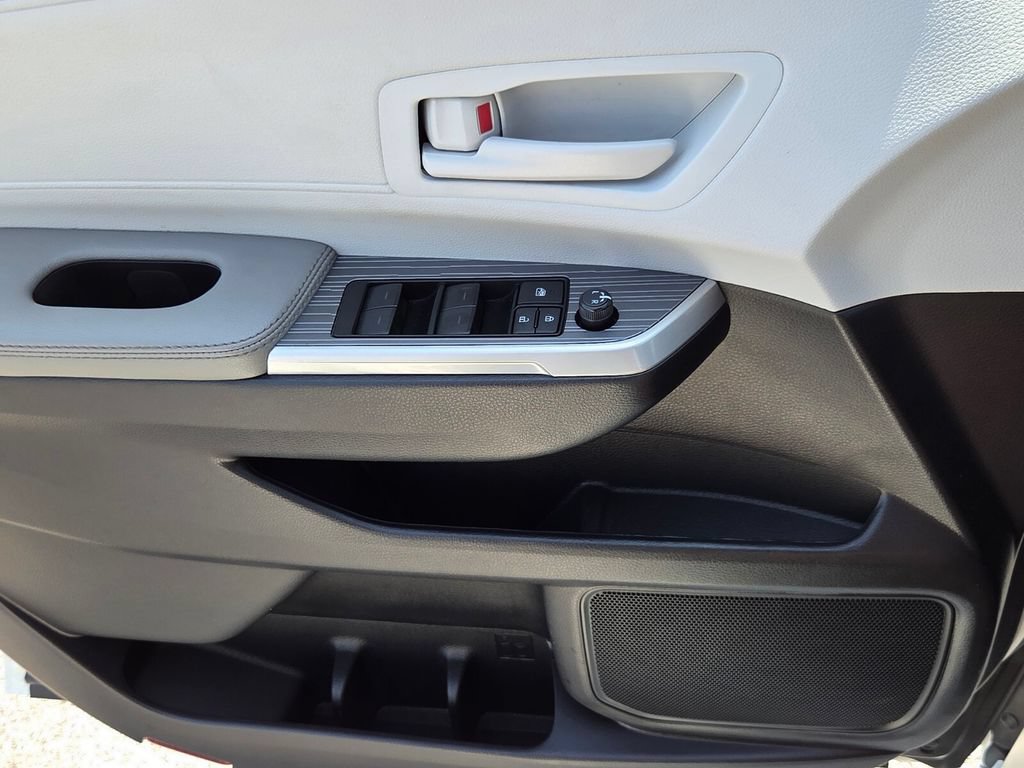 Certified 2025 Toyota Sienna LE FWD image 28
