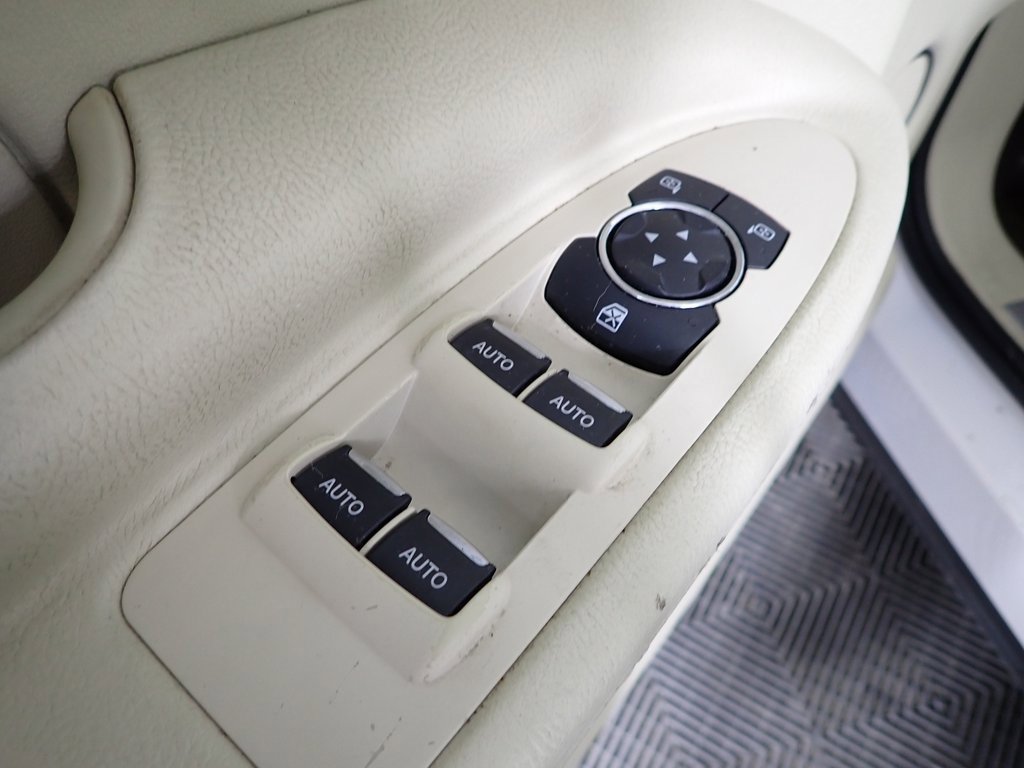 Used 2019 Lincoln MKT AWD image 18