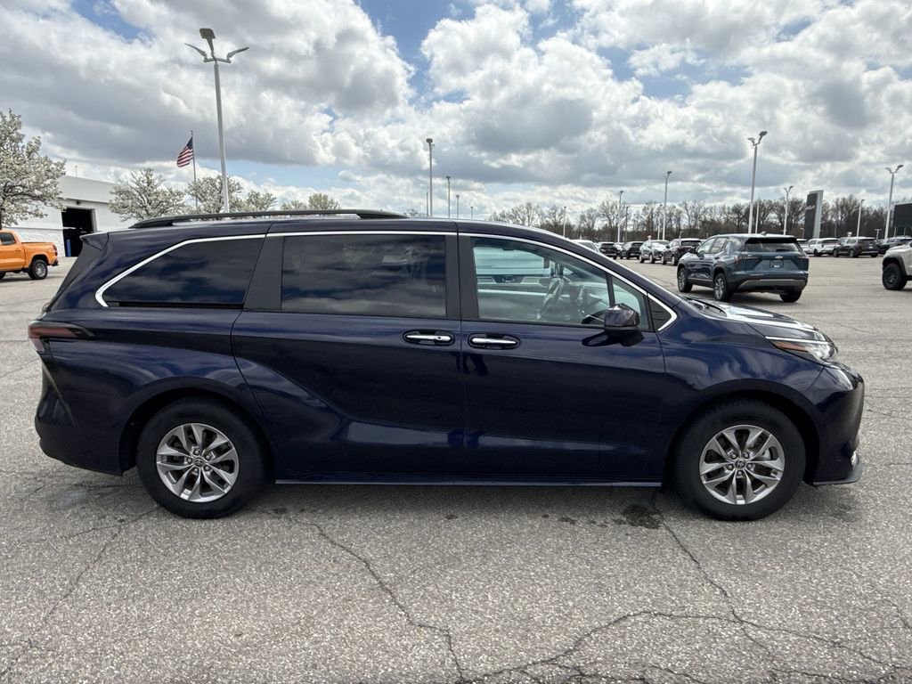 Used 2023 Toyota Sienna XLE FWD image 9