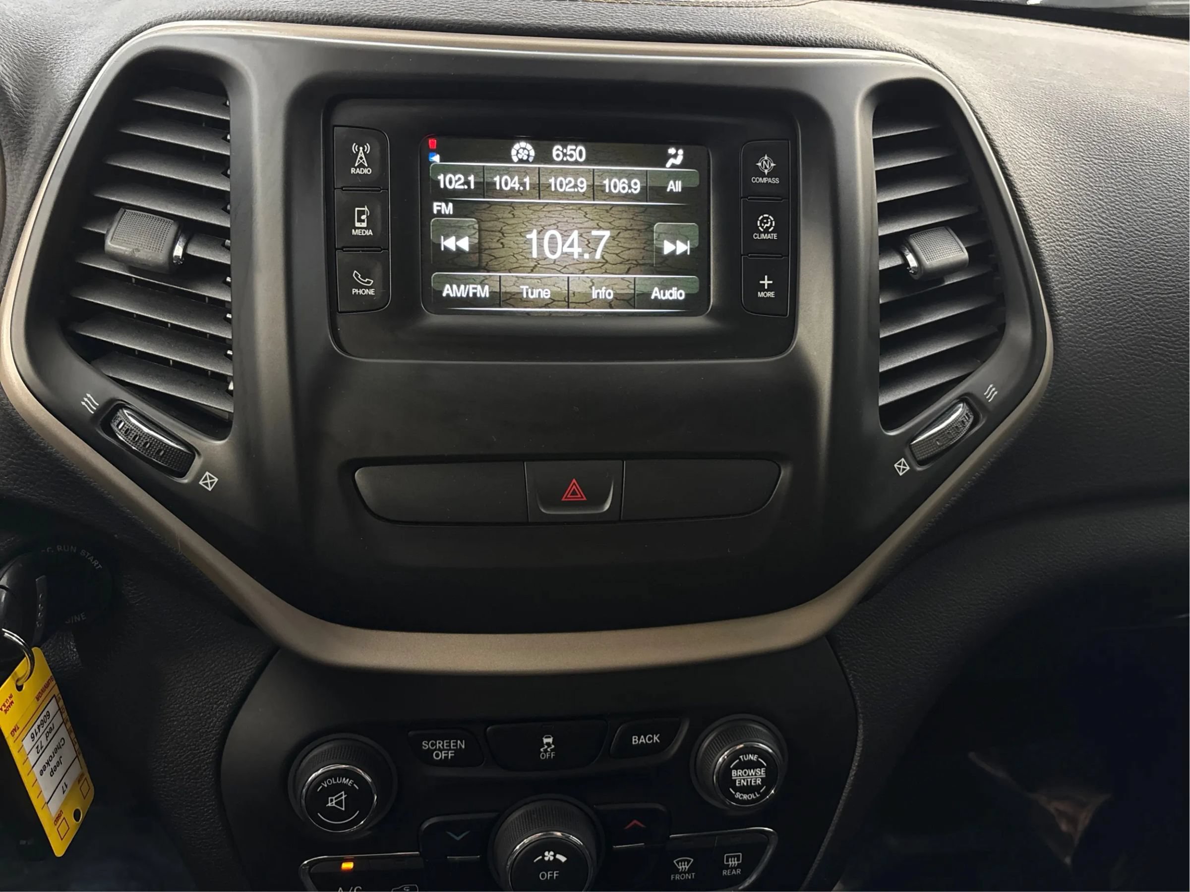 Used 2017 Jeep Cherokee Latitude AWD/4WD image 19