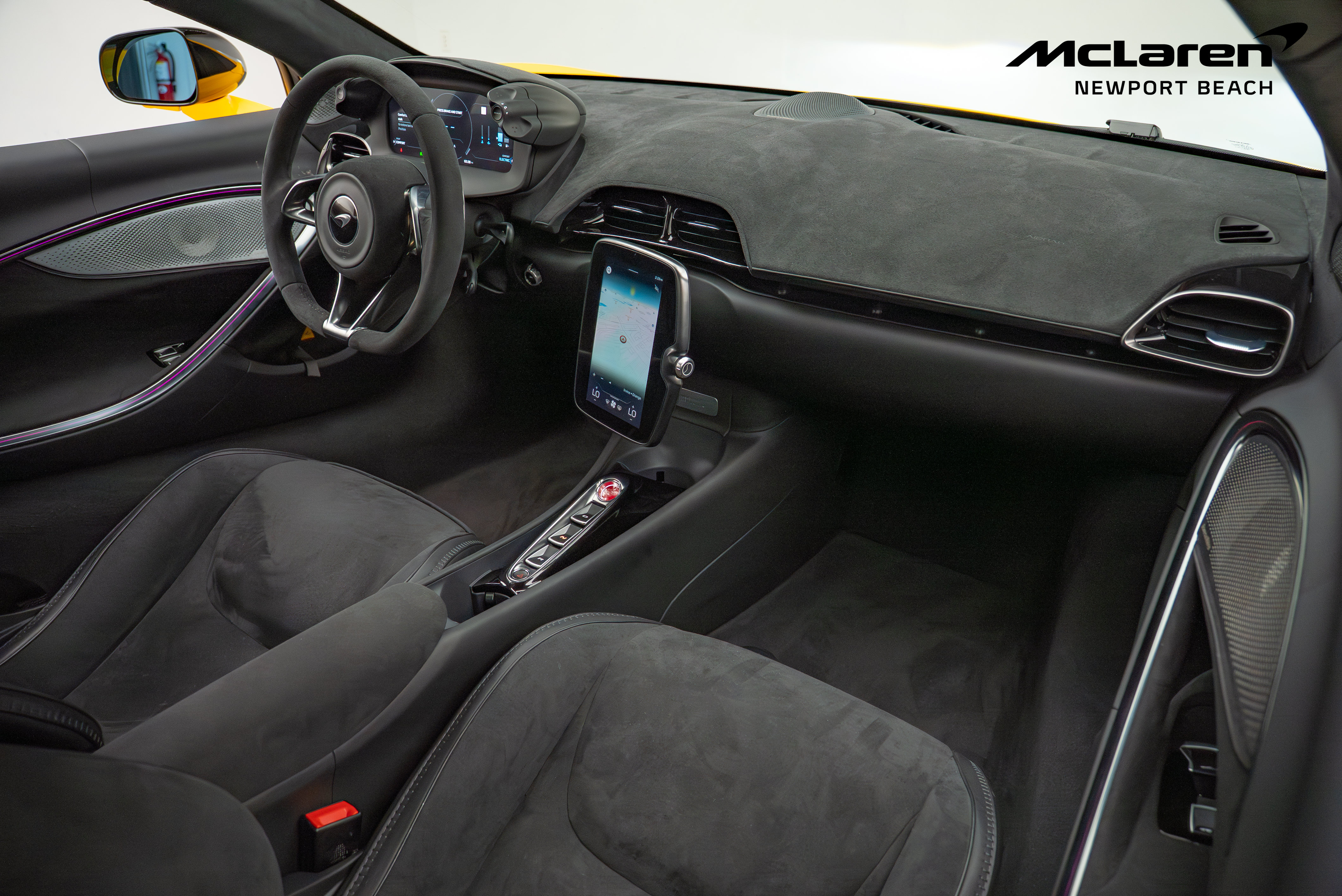 Used 2024 McLaren Artura RWD image 9
