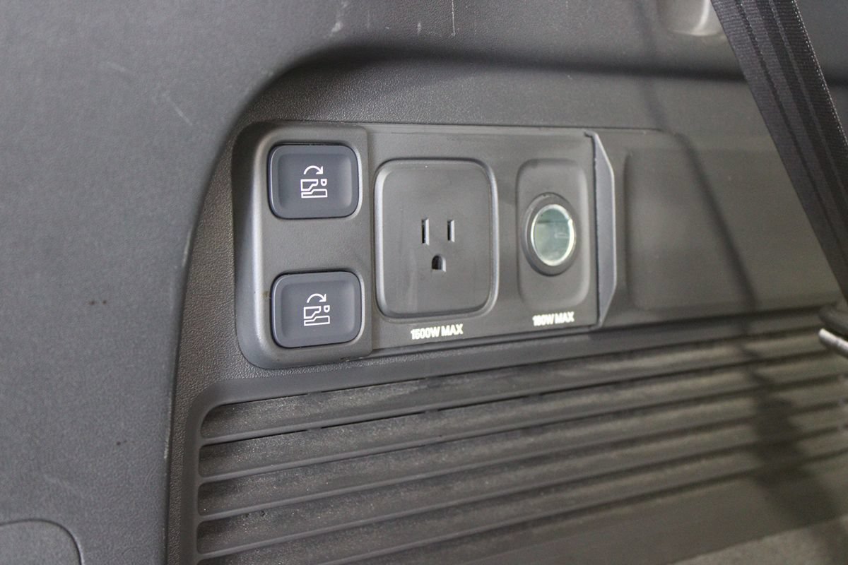 Used 2025 Rivian R1S Adventure Dual AWD/4WD image 41