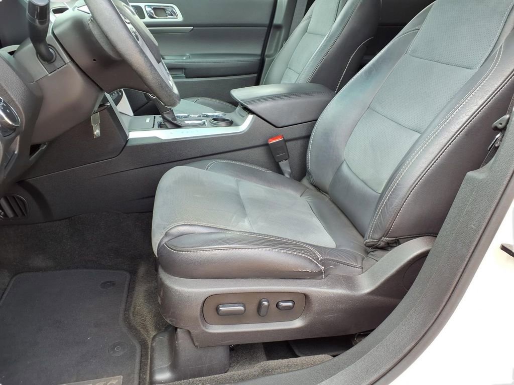 Used 2015 Ford Explorer XLT w/ Equipment Group 202B FWD image 26