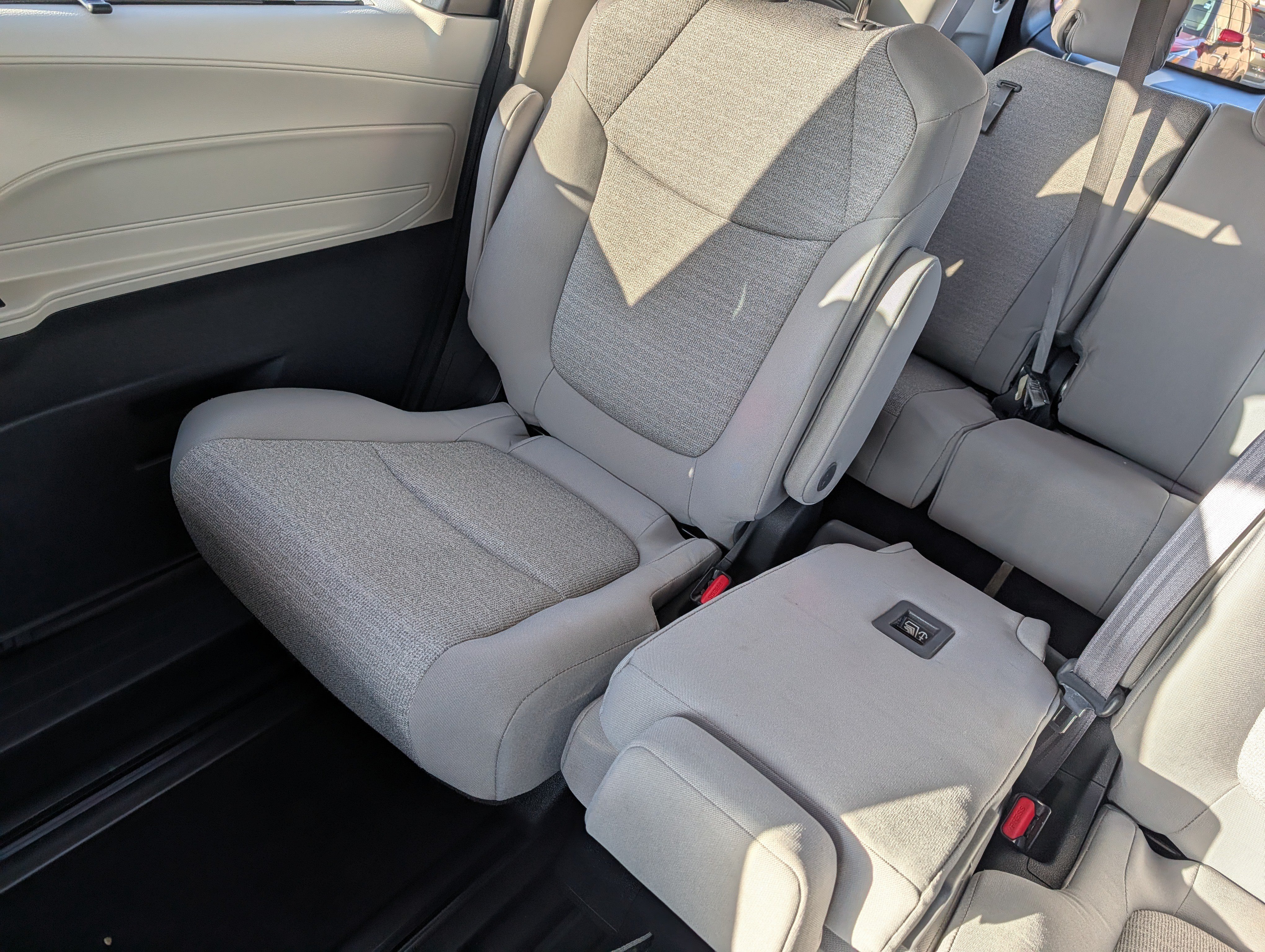 Used 2022 Toyota Sienna LE FWD image 12