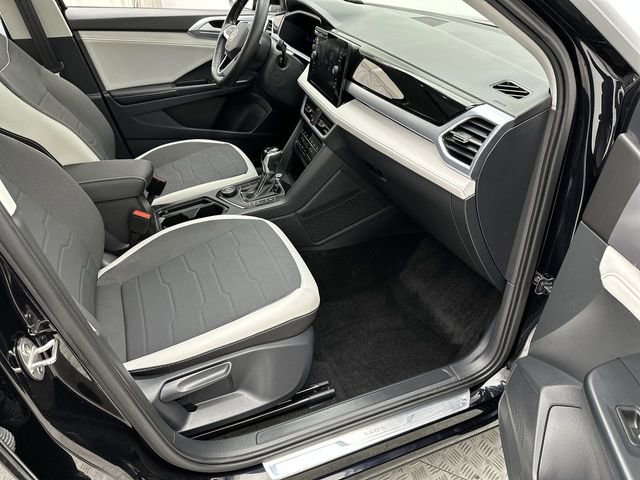 Certified 2025 Volkswagen Taos SE image 25