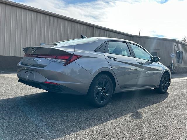 Used 2023 Hyundai Elantra SEL w/ Cargo Package image 9