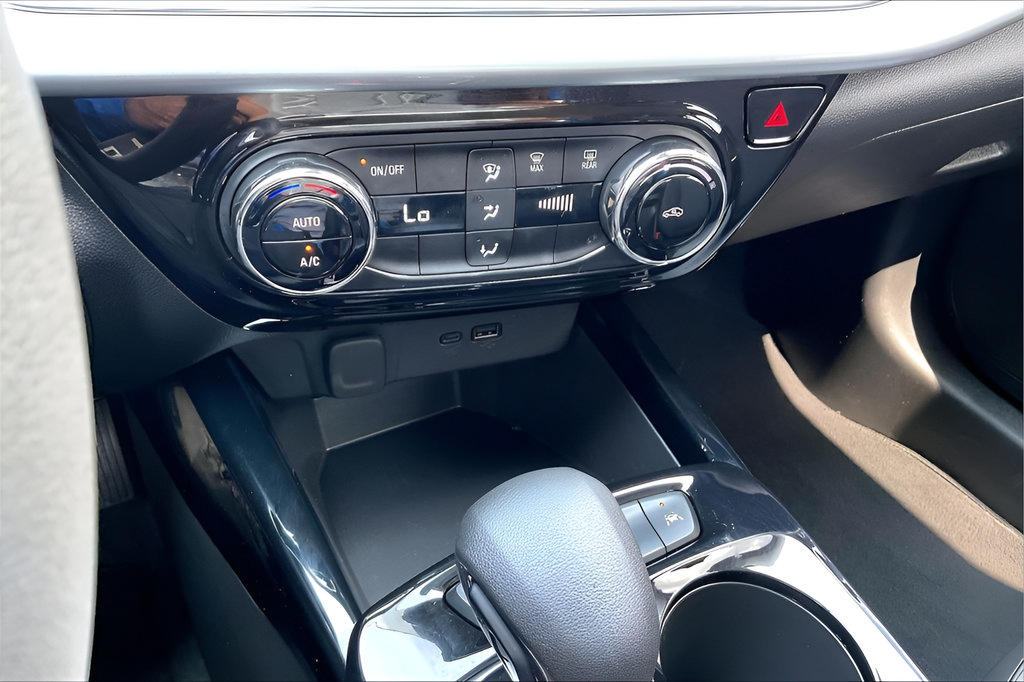 Used 2025 Chevrolet Trax LT FWD image 25