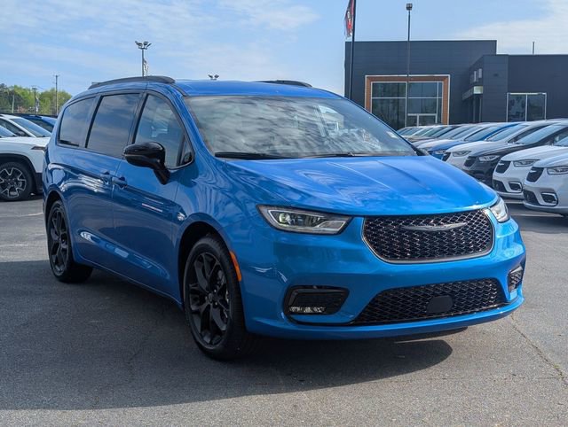 New 2026 Chrysler Pacifica Select image 2