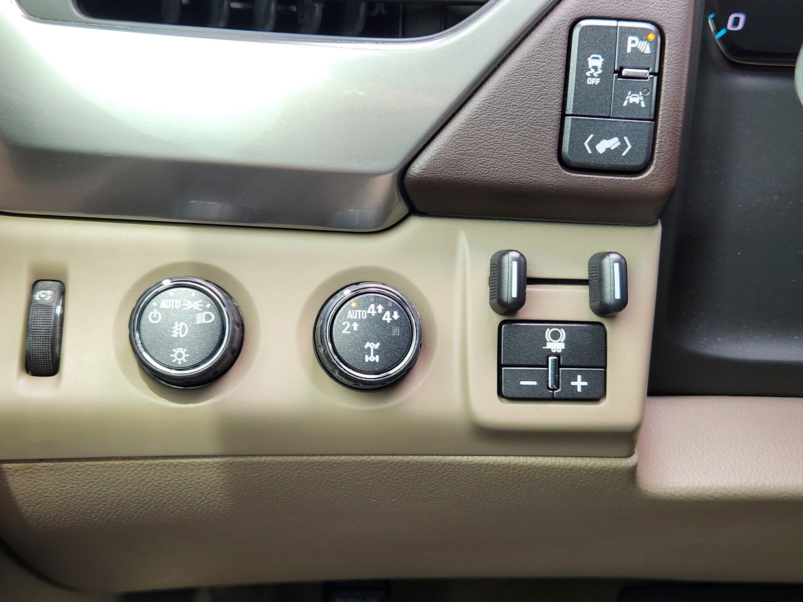 Used 2018 Chevrolet Tahoe Premier AWD/4WD image 20