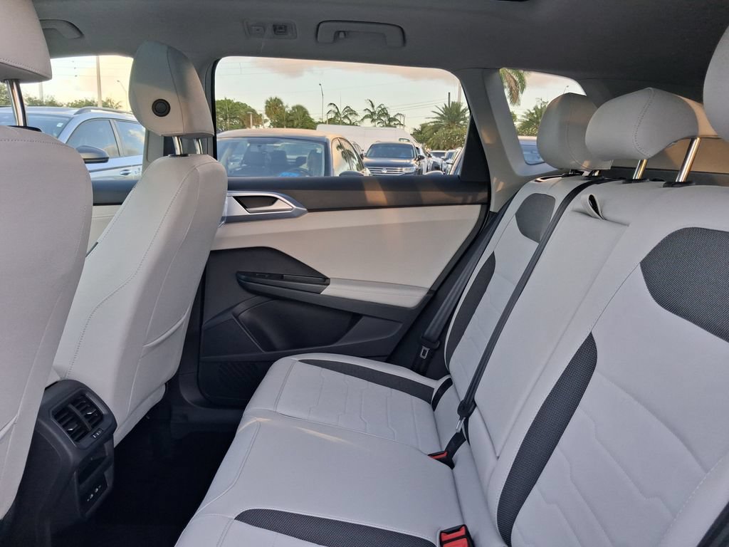 New 2026 Volkswagen Taos SE FWD image 10