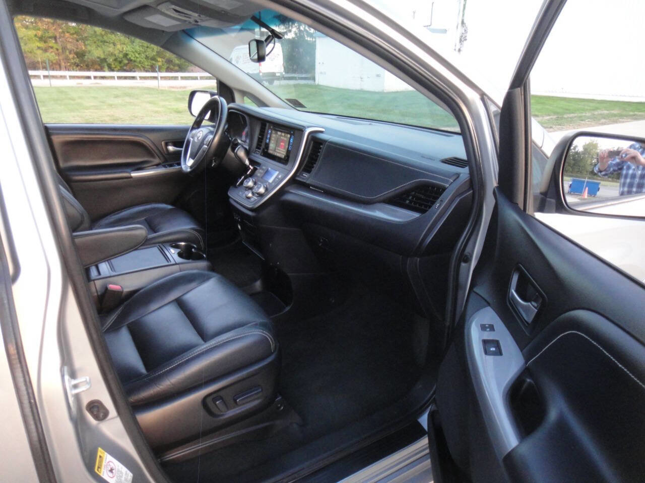 Used 2016 Toyota Sienna SE Premium image 9