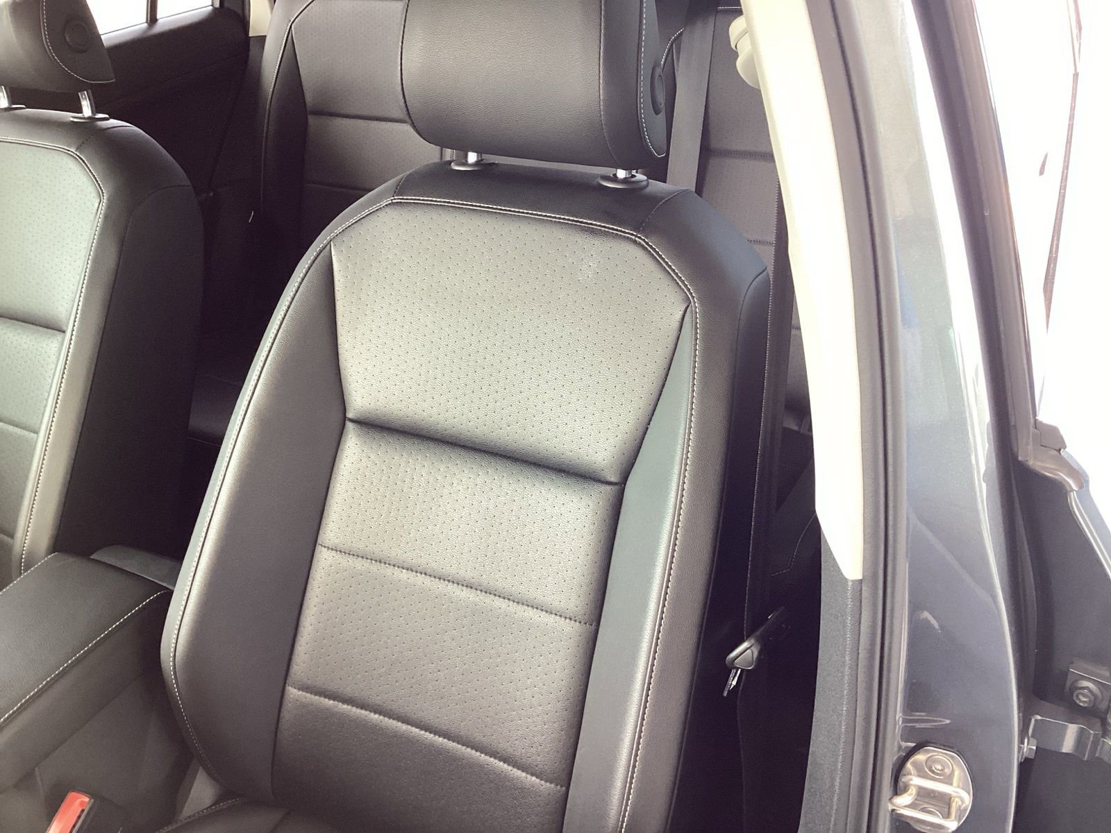 Used 2021 Volkswagen Tiguan SE image 11