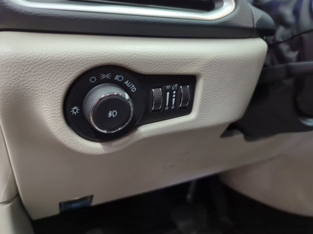 Used 2024 Chrysler Pacifica Touring-L image 21