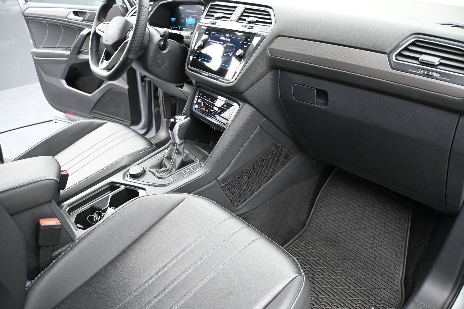 Used 2024 Volkswagen Tiguan SE R-Line AWD/4WD image 17