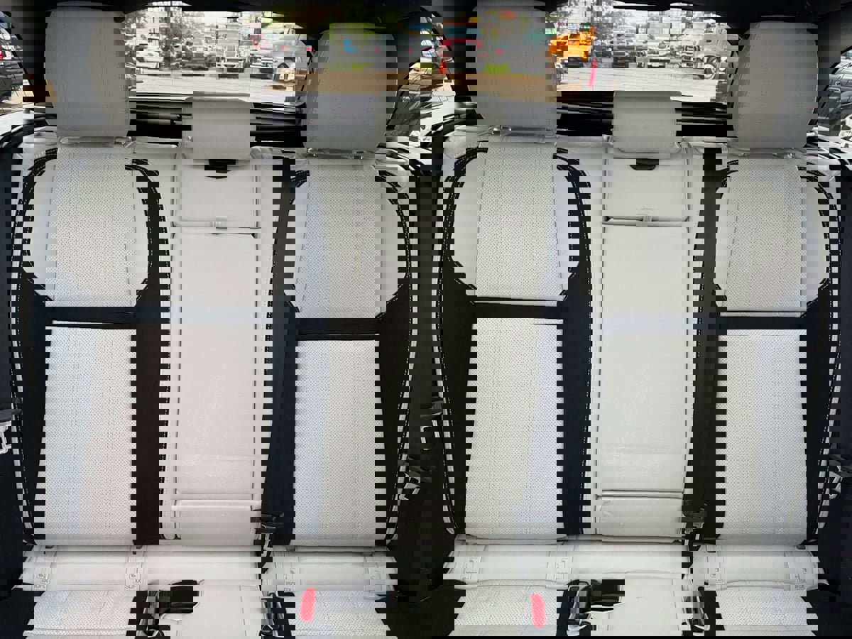 Used 2019 Land Rover Range Rover Velar R-Dynamic SE image 40