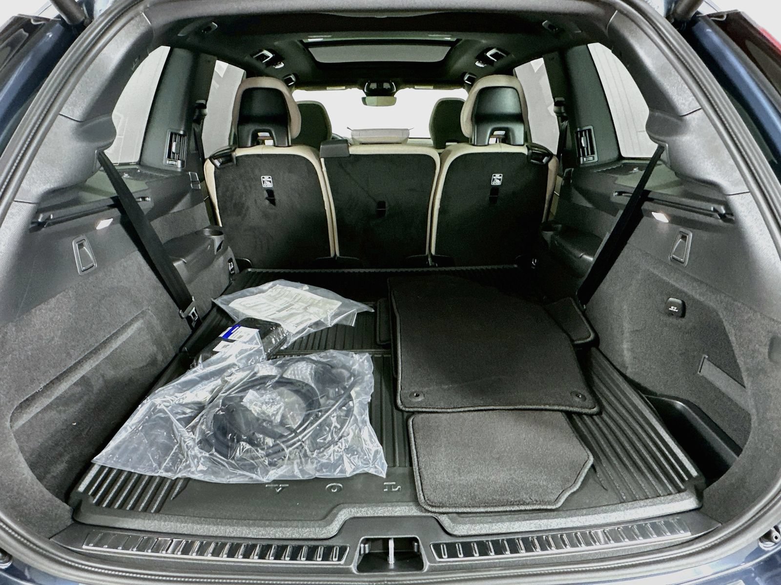 New 2026 Volvo XC90 T8 Plus w/ Protection Package Premier AWD/4WD image 38