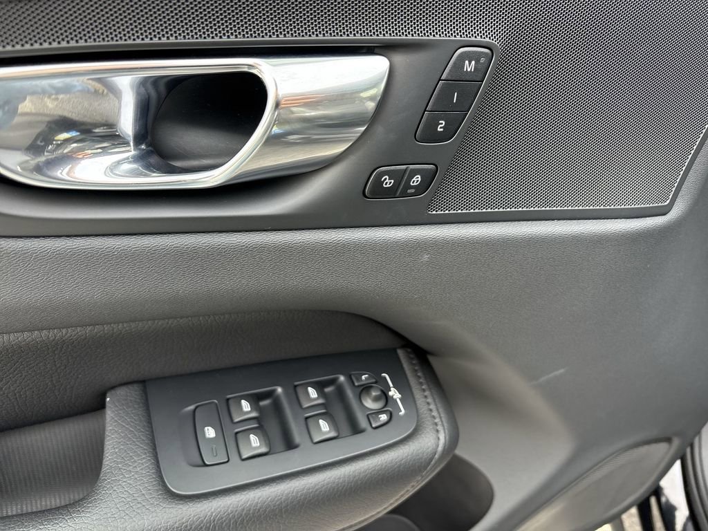 Used 2022 Volvo XC60 B5 Momentum w/ Climate Package image 24