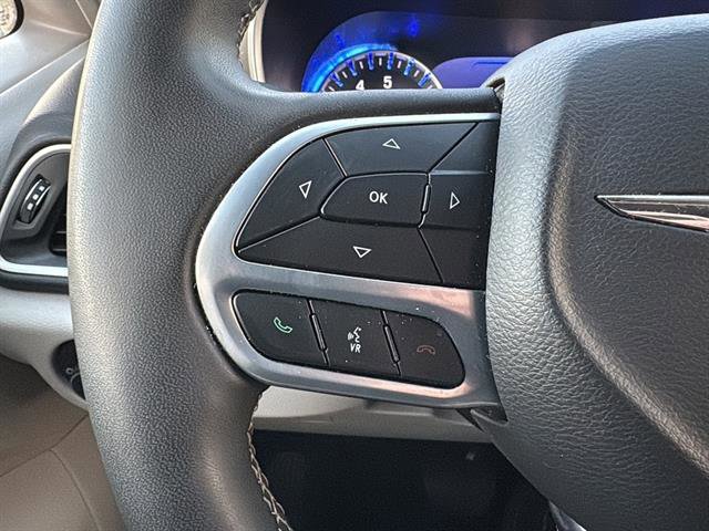 Used 2023 Chrysler Pacifica Touring-L image 19
