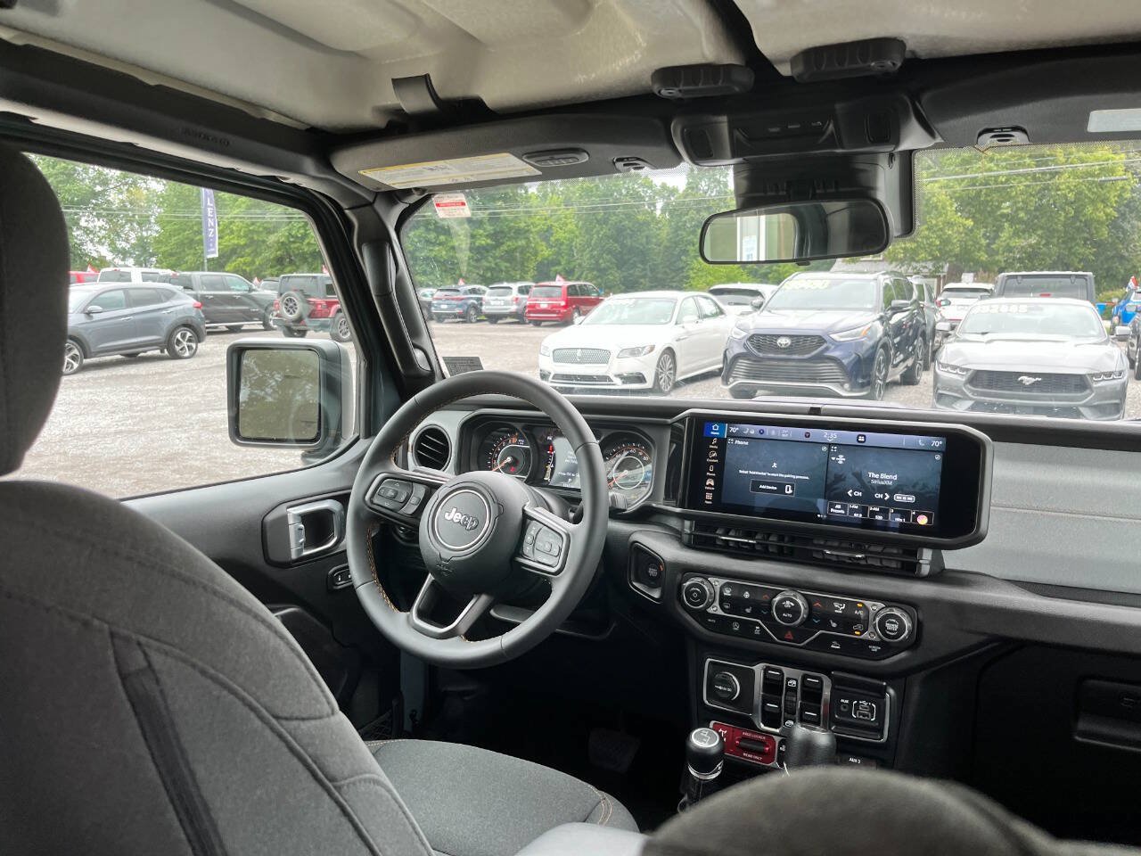 Used 2024 Jeep Gladiator Sport AWD/4WD image 17