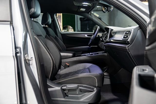 Used 2025 Volkswagen Atlas Cross Sport SE AWD/4WD image 12