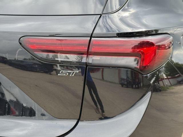 Used 2023 Buick Envision Essence w/ Sport Touring Package FWD image 7