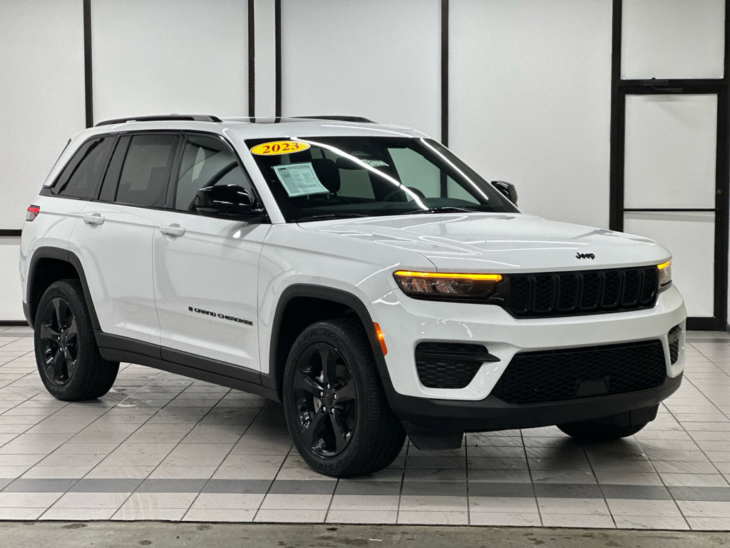 Used 2023 Jeep Grand Cherokee Altitude