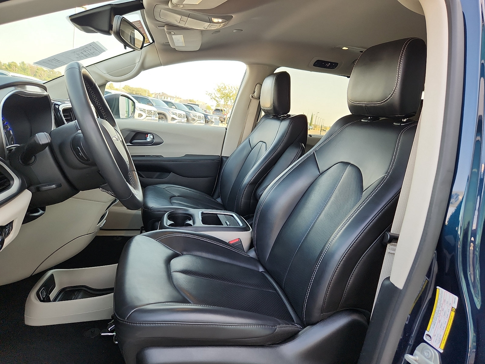 Used 2023 Chrysler Pacifica Touring-L FWD image 12