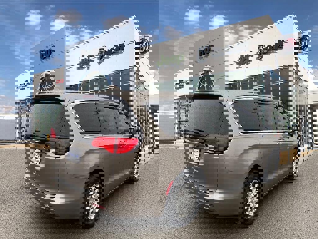 Used 2017 Chrysler Pacifica Touring image 2