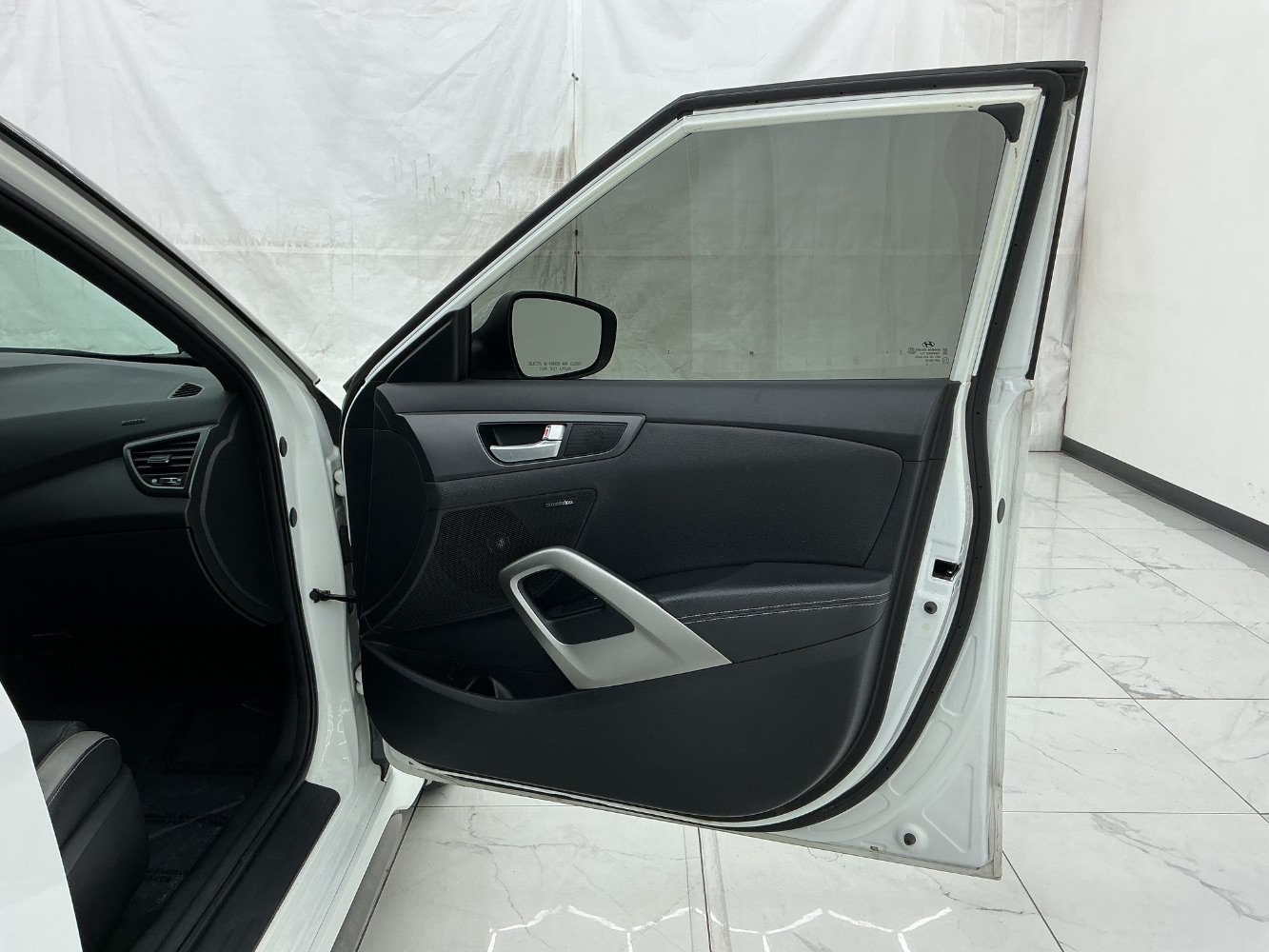 Used 2016 Hyundai Veloster Turbo FWD image 19