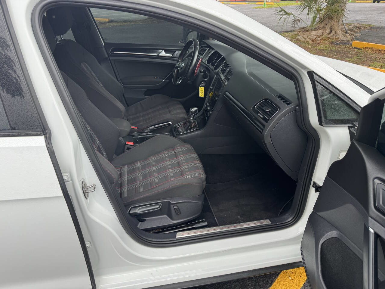 Used 2017 Volkswagen GTI SE image 9