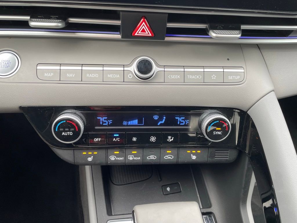 Used 2025 Hyundai Elantra SEL image 21