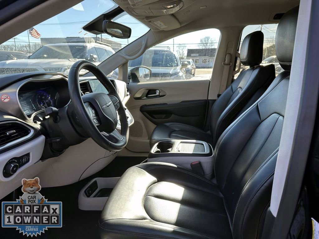 Used 2023 Chrysler Pacifica Touring-L image 18
