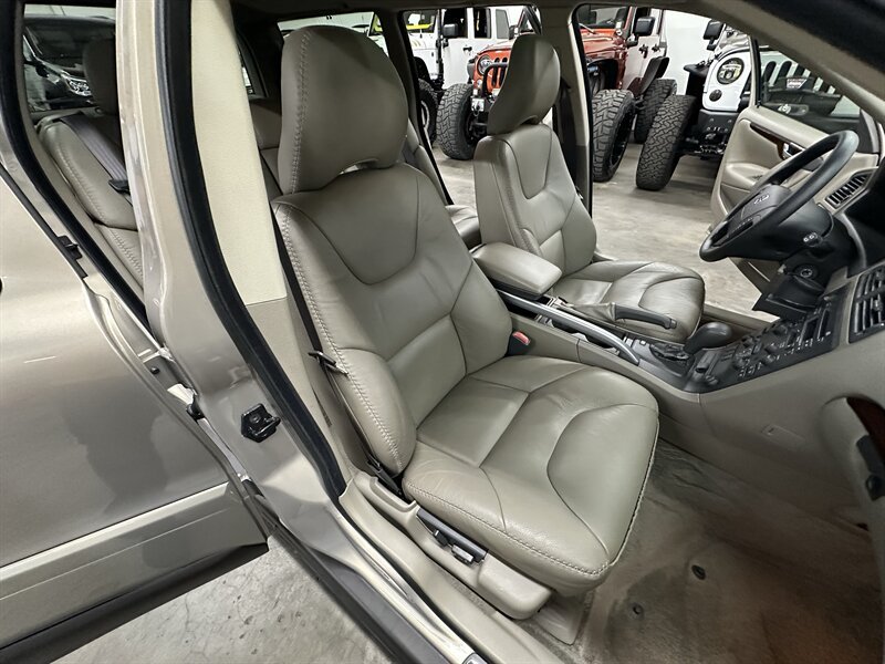 Used 2002 Volvo V70 Cross Country AWD/4WD image 32
