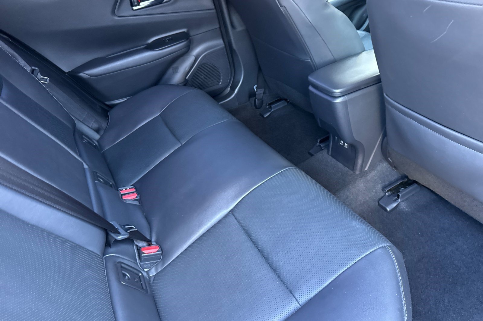 Used 2025 Toyota Prius FWD image 31