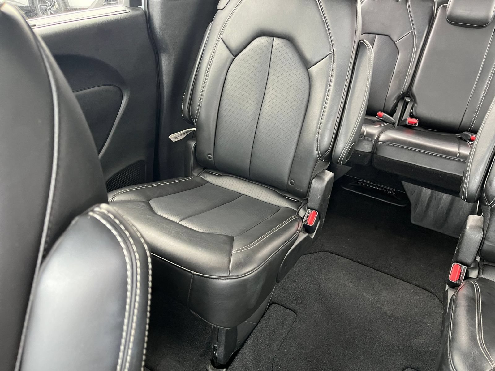 Used 2025 Chrysler Pacifica Select FWD image 41