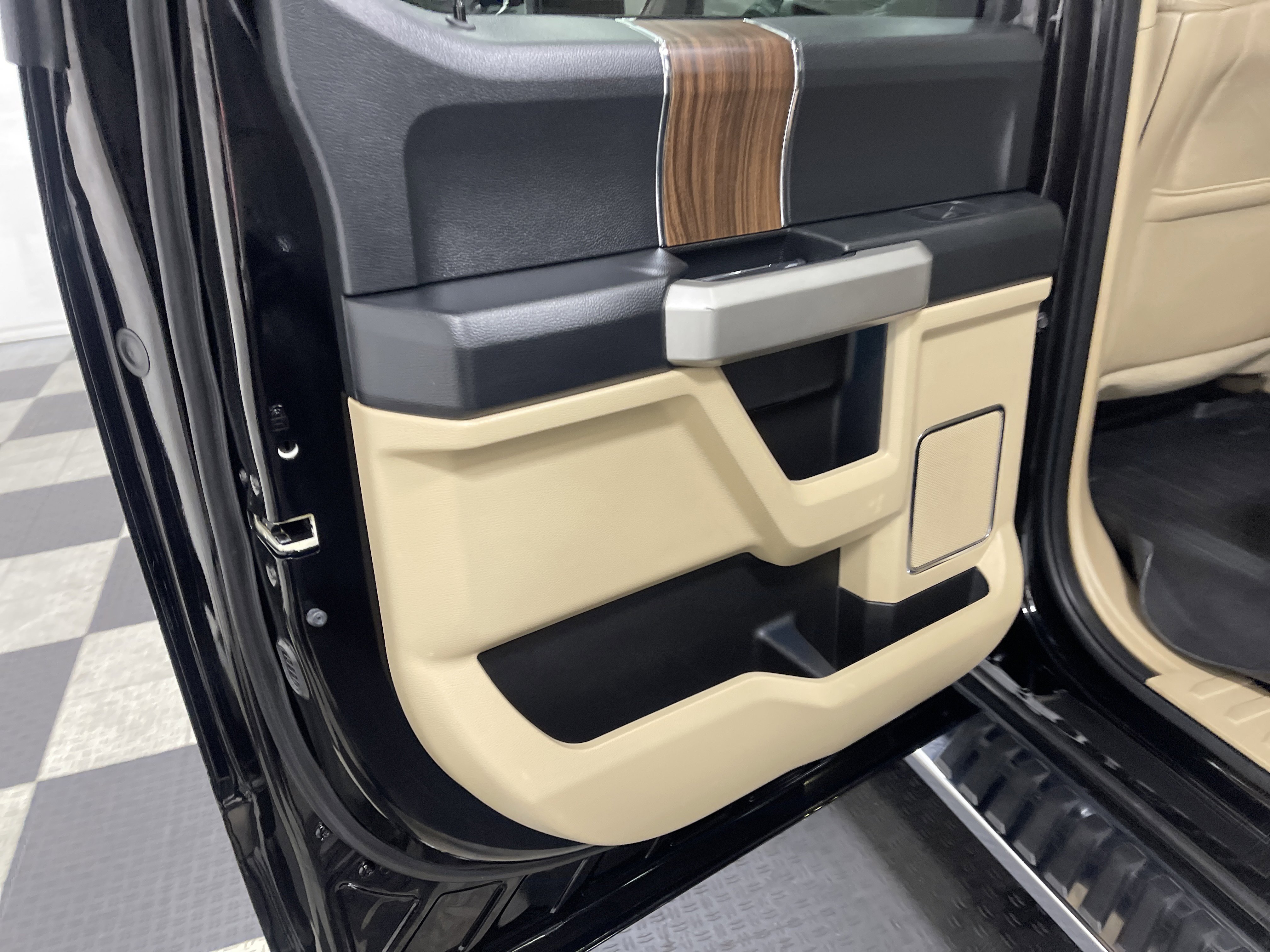 Used 2016 Ford F150 Lariat w/ Equipment Group 502A Luxury AWD/4WD image 15