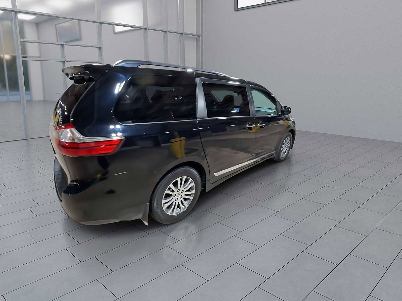 Used 2018 Toyota Sienna XLE w/ XLE Navigation Package image 8