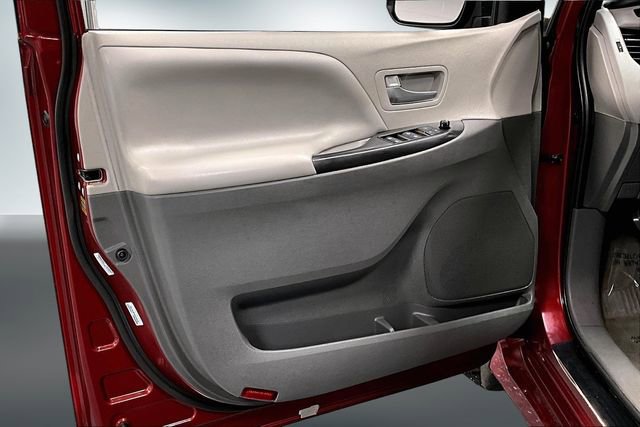 Used 2020 Toyota Sienna LE AWD/4WD image 19