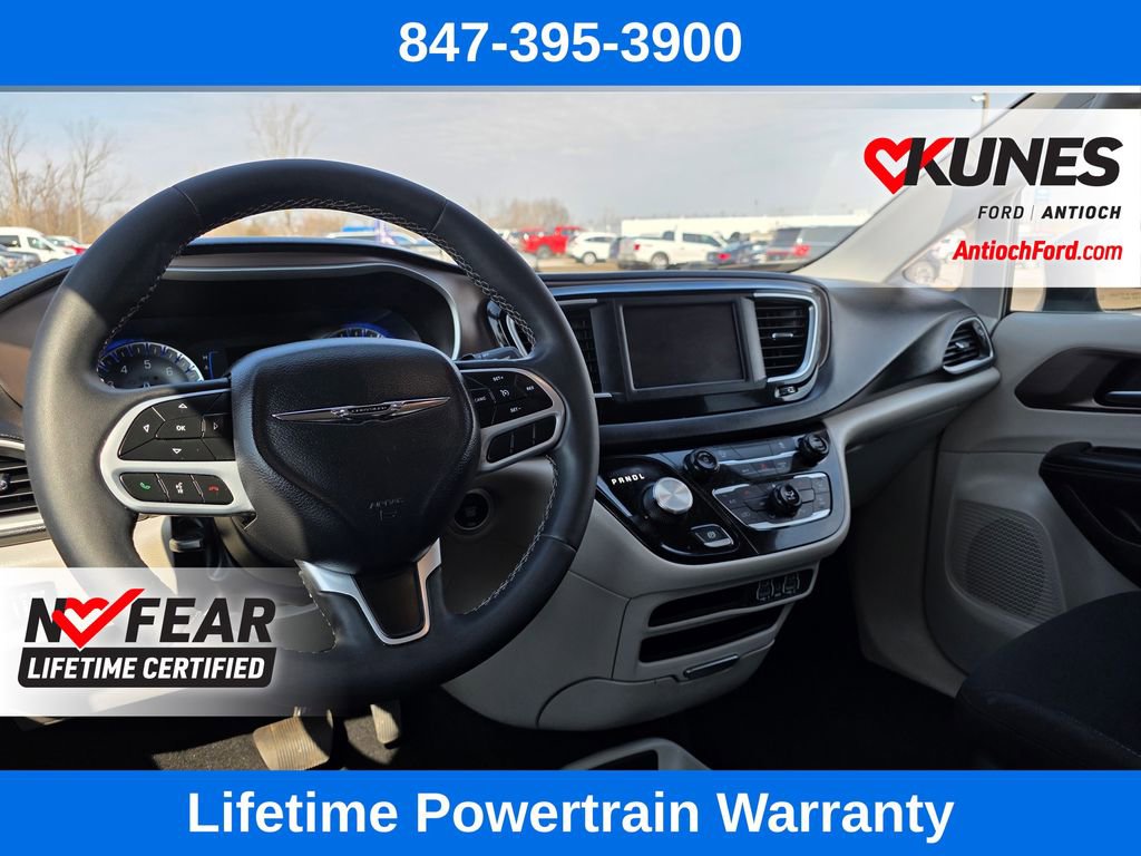 Used 2022 Chrysler Voyager LX image 32