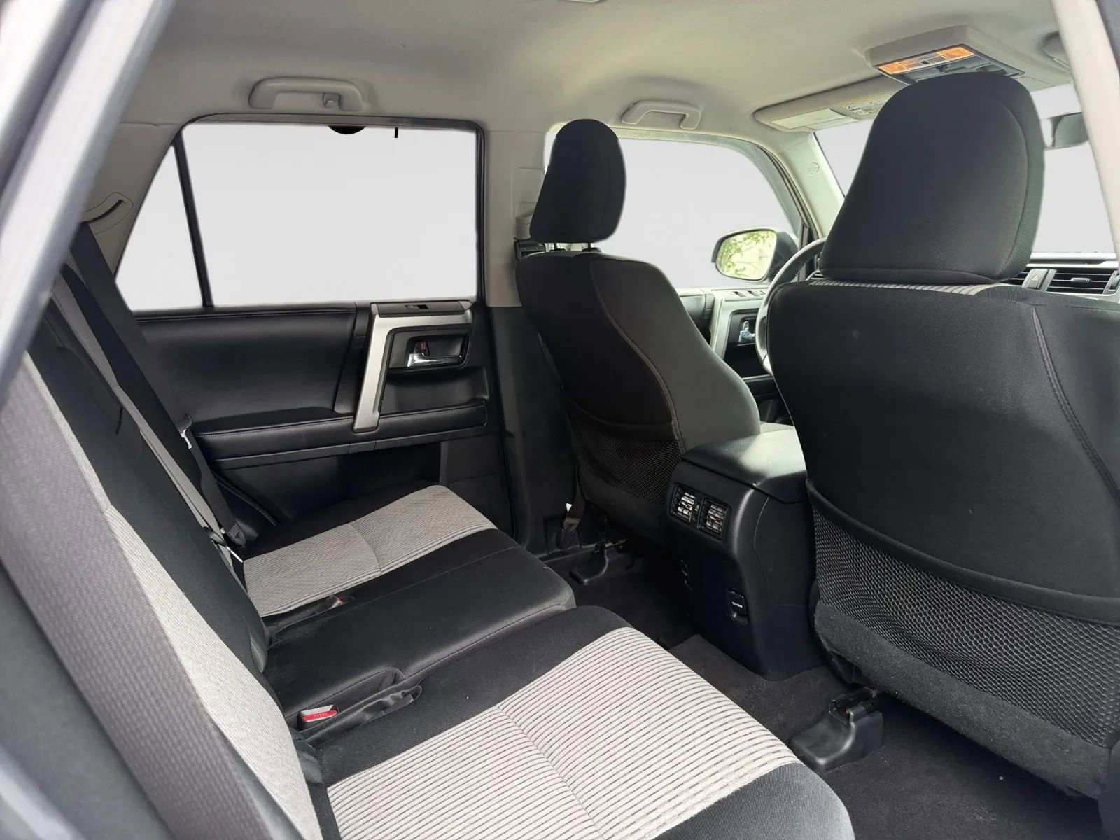 Used 2017 Toyota 4Runner SR5 AWD/4WD image 31