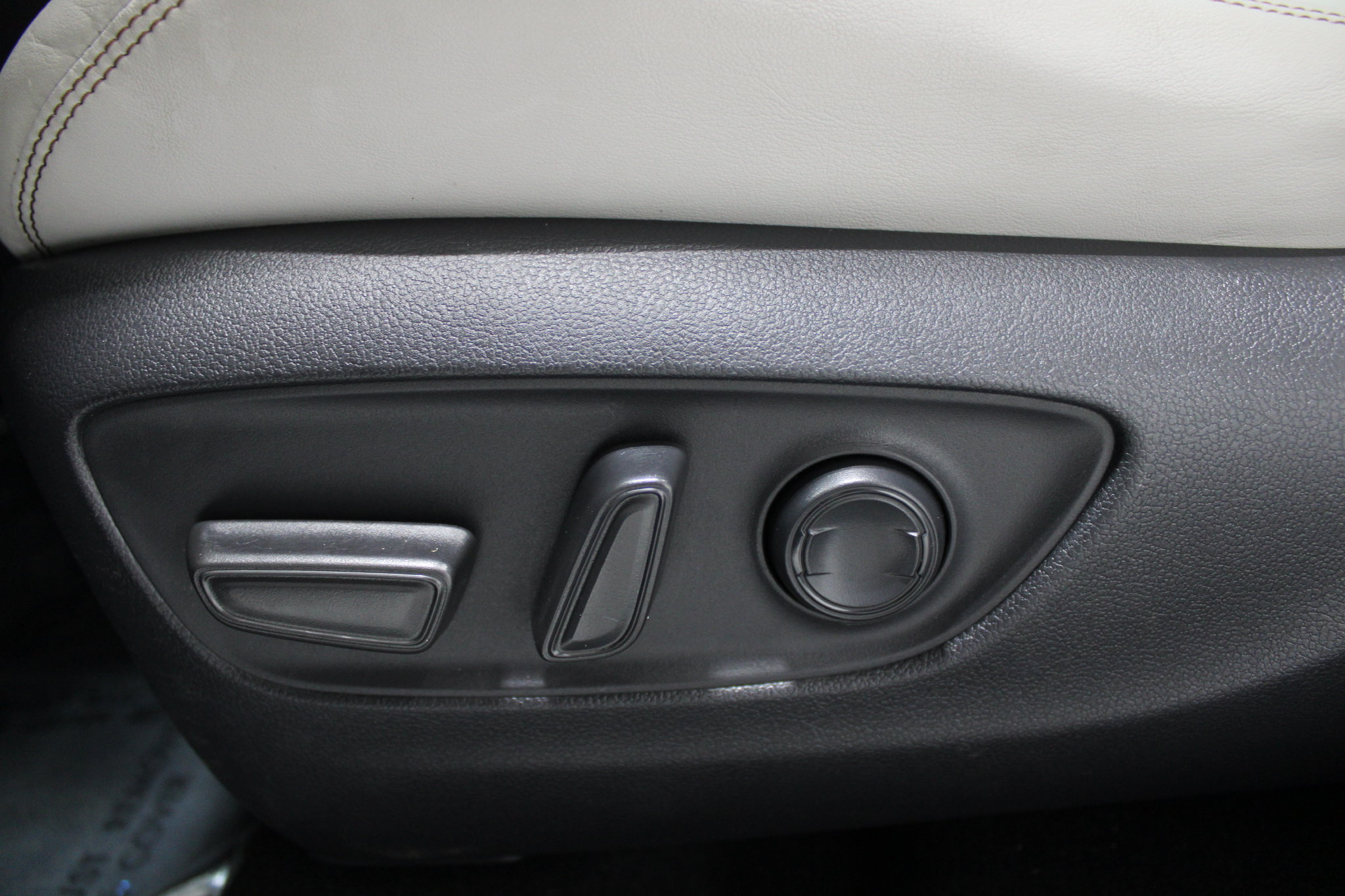 Used 2019 Toyota RAV4 Limited AWD/4WD image 45