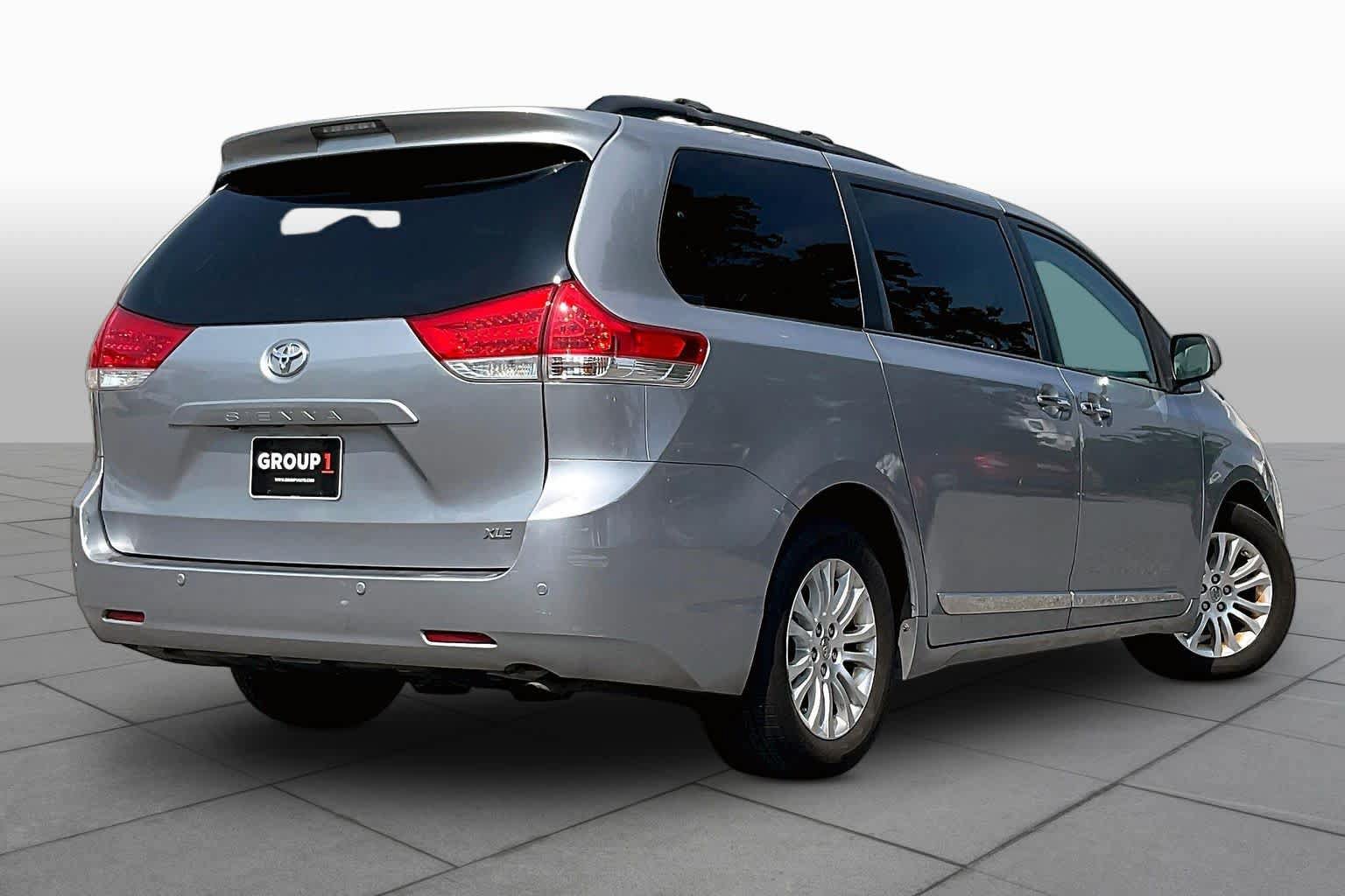 Used 2014 Toyota Sienna XLE w/ Entertainment Package FWD image 12