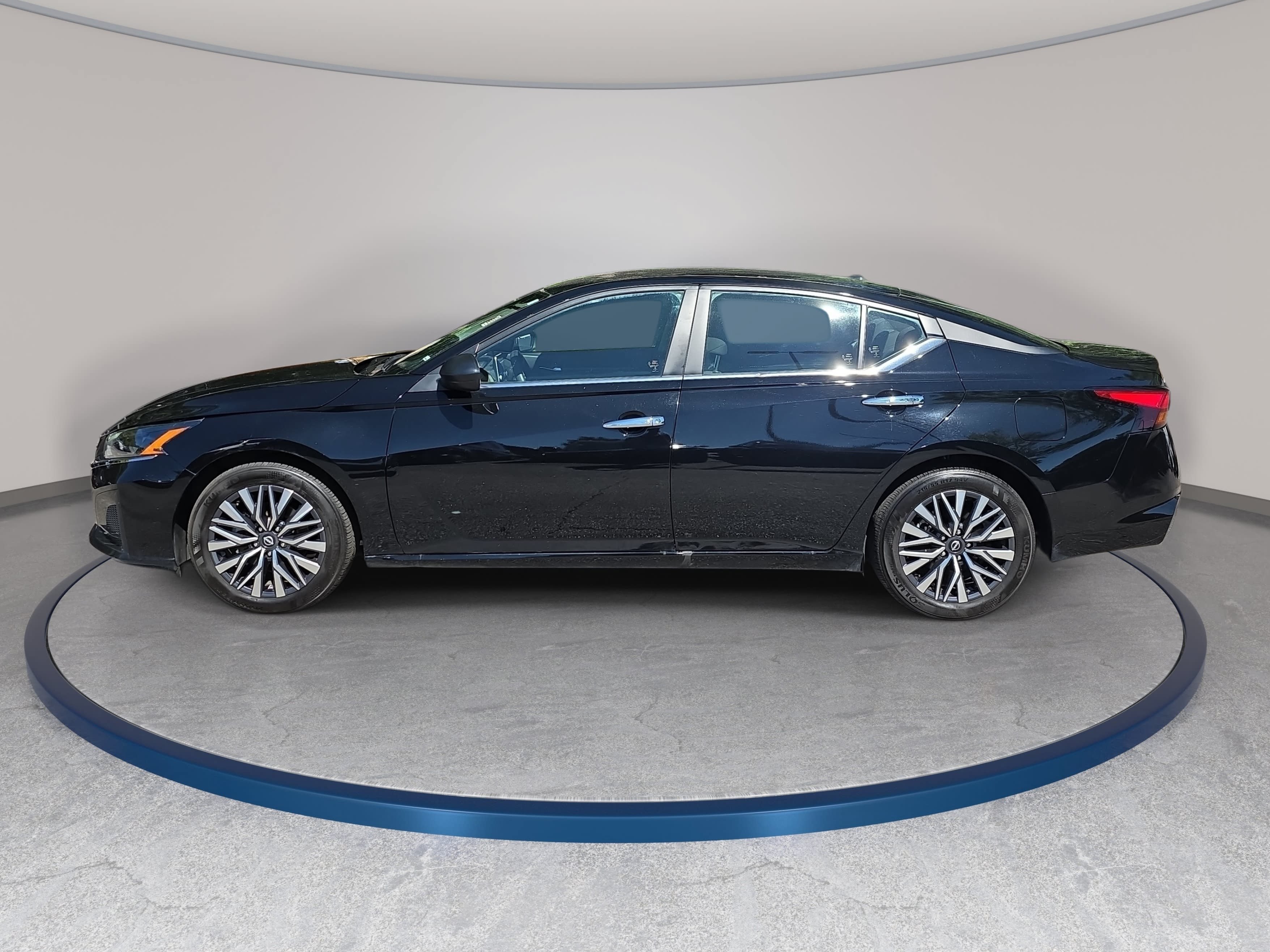 Used 2025 Nissan Altima 2.5 SV FWD image 8