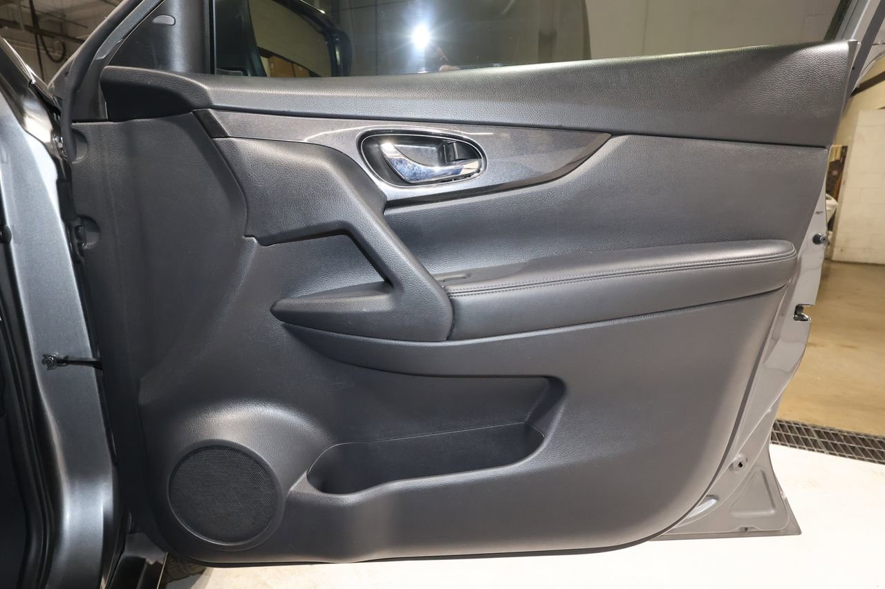 Used 2017 Nissan Rogue SV w/ SV Premium Package image 19