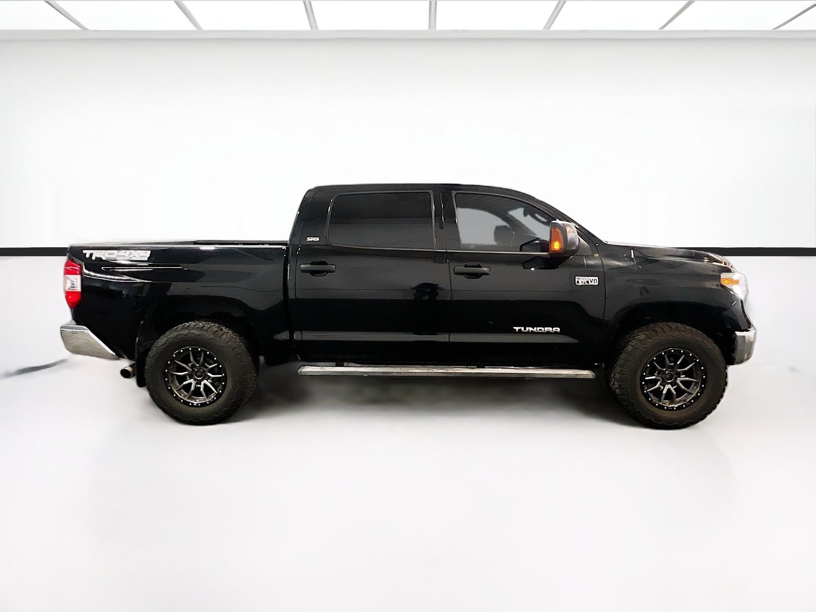 Used 2017 Toyota Tundra SR5 w/ TRD Off Road Package AWD/4WD image 22
