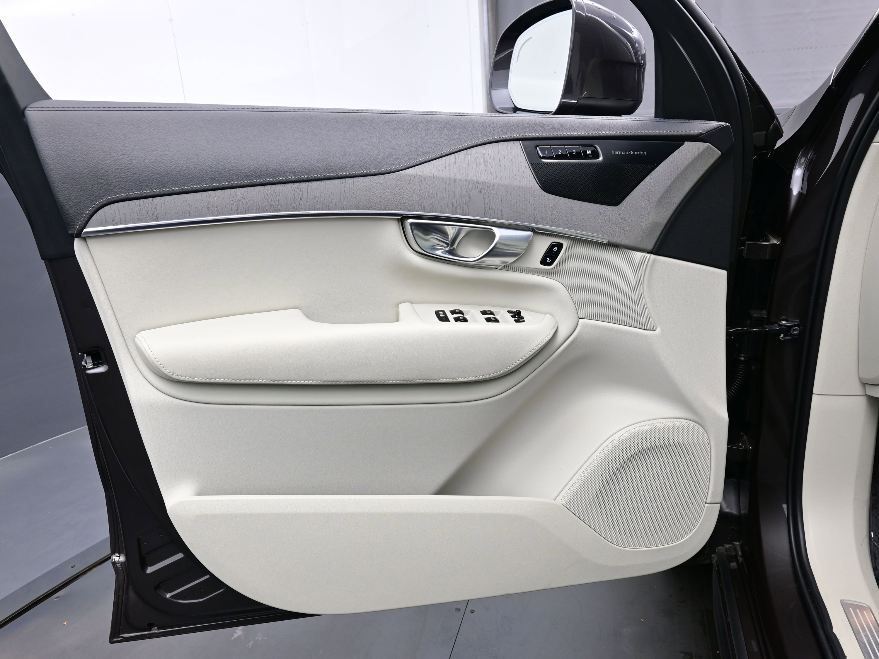 Used 2025 Volvo XC90 B6 Ultra w/ Protection Package image 10