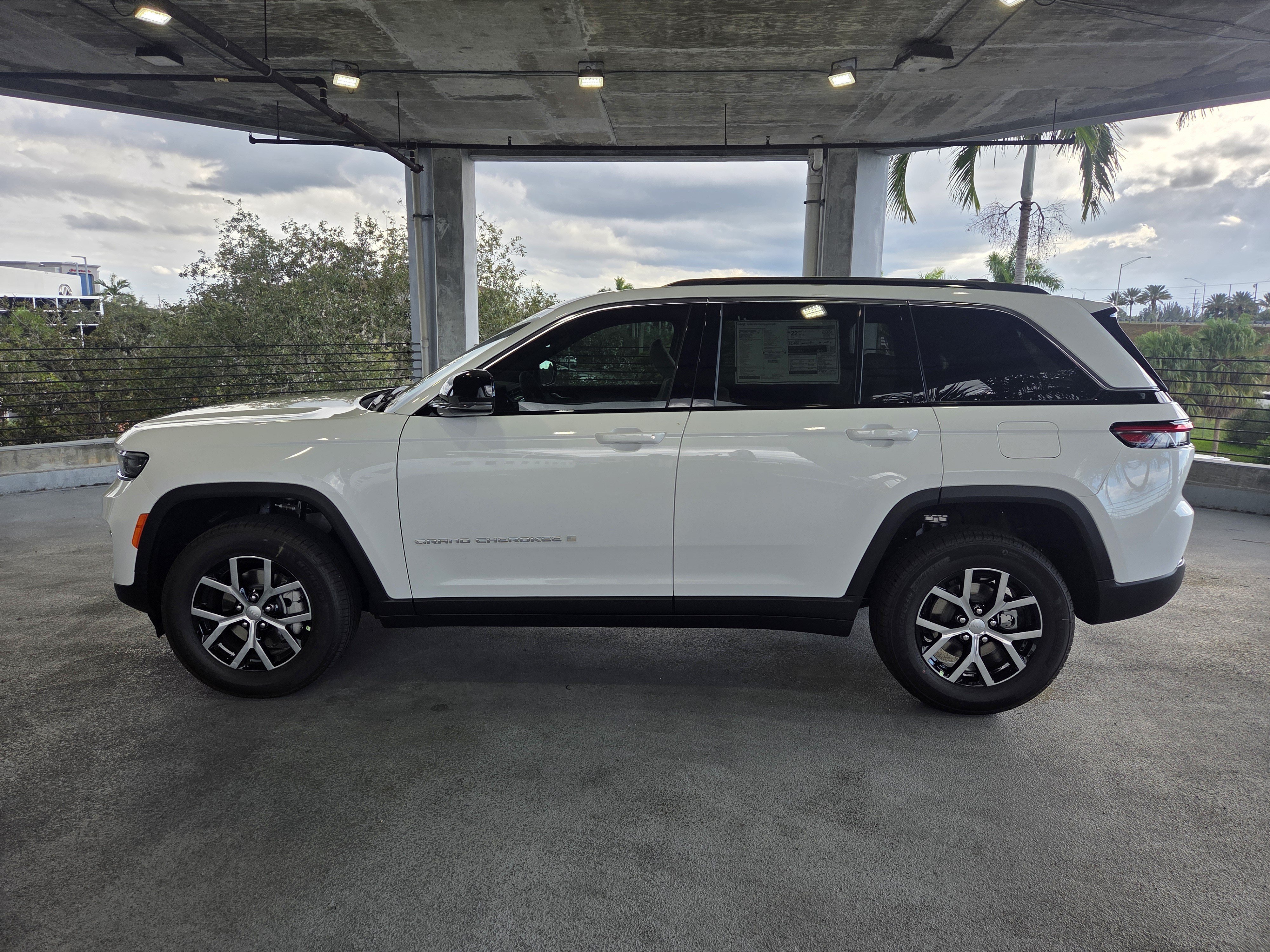 New 2025 Jeep Grand Cherokee Limited RWD image 8